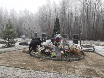 Уборка мемориала памяти летчиков военно-транспортного самолета Ан-22 в селе Троицком