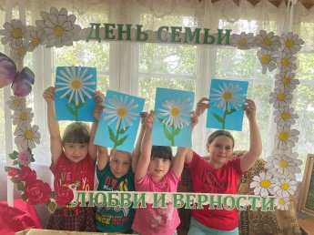 8 июля отмечается  праздник День семьи любви и верности.