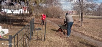 Работники Липицкого ЦК и Д приступили к весенней уборке территории. #ЛипицкийЦКиД